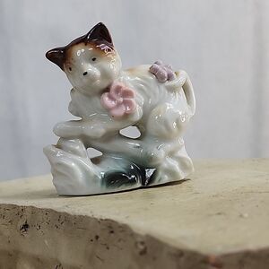 Vintage Cat Figurine with Flowers made in Japan